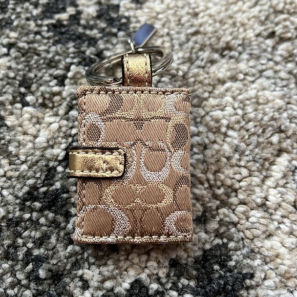 Coach - Picture 2 of 5